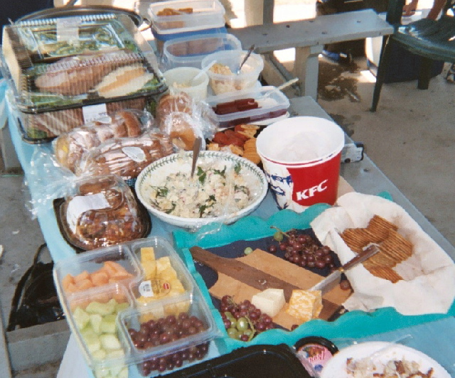 APicnic%20014%20A%20table%20of%20food.jpg